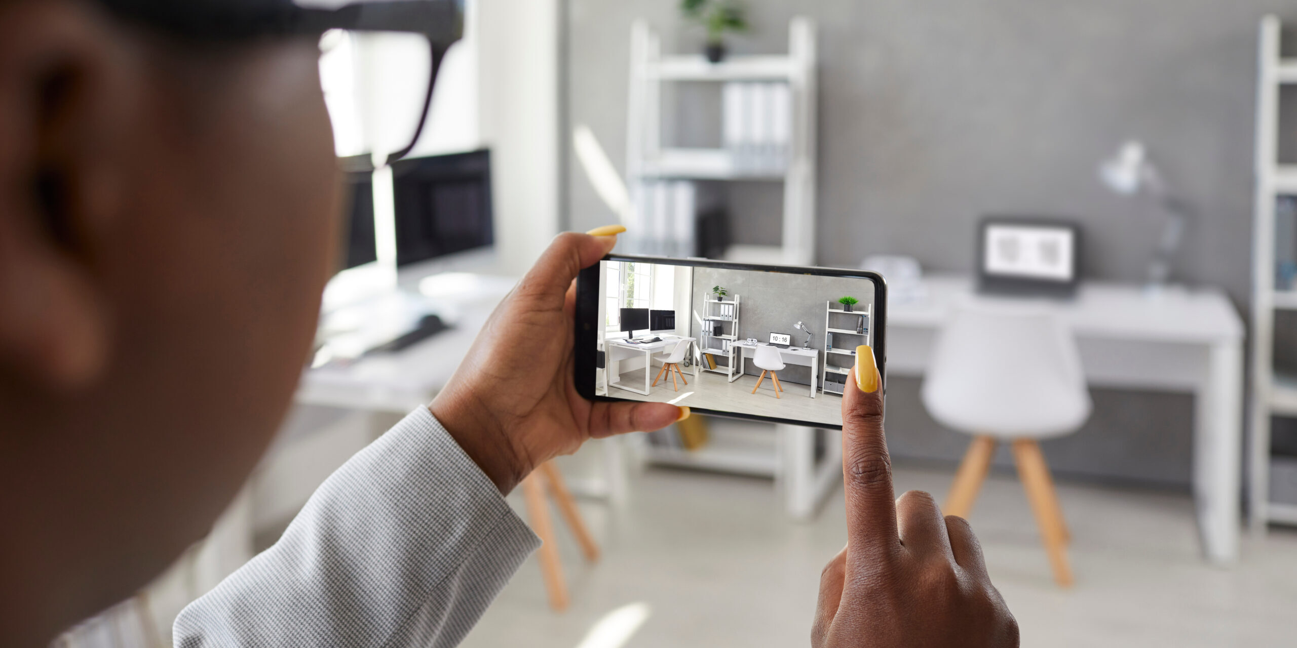 Black,Designer,Taking,Office,Interior,Photos,,Making,Presentation,Or,Video